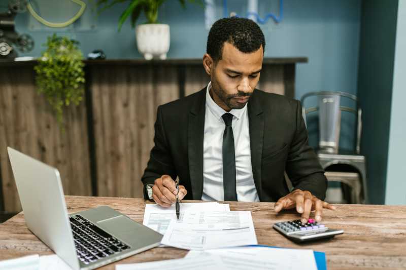 empresário verificando as finanças