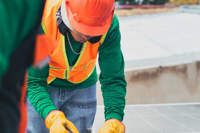  painéis solares no telhado, simbolizando o uso de energias limpas.